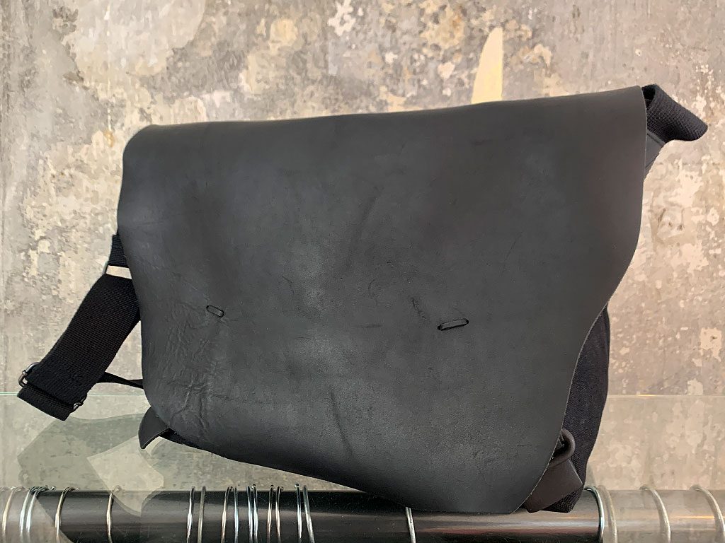 Leder-Canvas Handtasche von Oska, schwarz