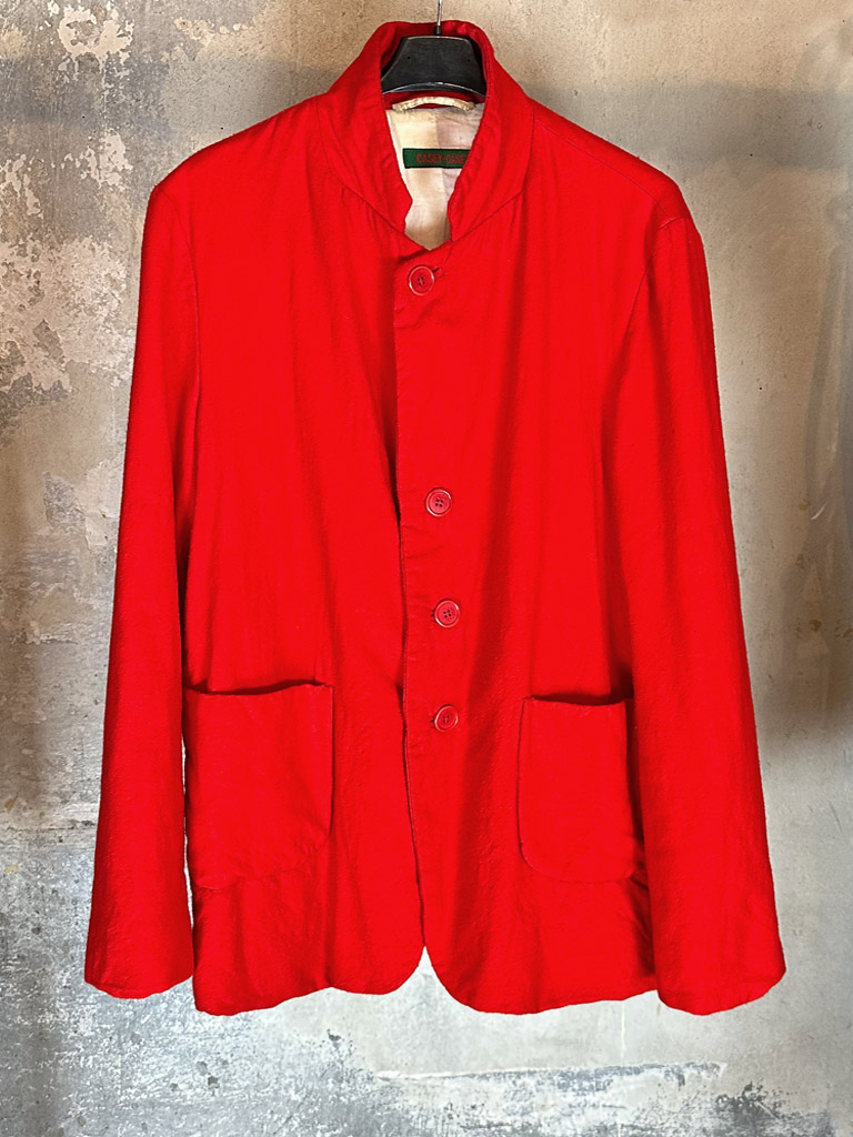 Rote Jacke mit Handwerk und Stil von CASEY CASEY